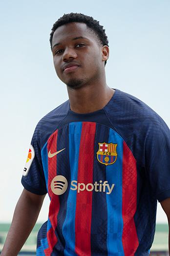 Ansu Fati, con la nueva camiseta del Barcelona para la 2022/23 (Foto: FCB).