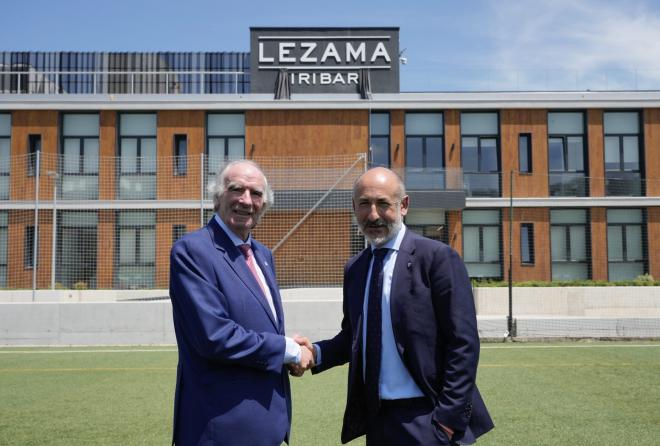 José Ángel Iribar y Aitor Elizegi se saludan ante la nueva Residencia de Lezama (Foto: Athletic Club).