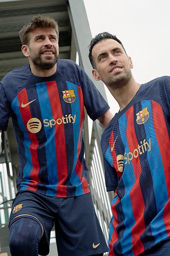 Piqué y Busquets, con la nueva camiseta del Barcelona para la 2022/23 (Foto: FCB).