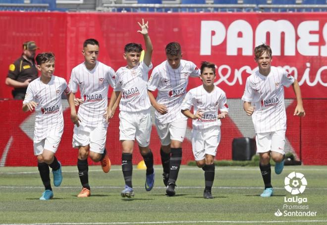 Los jugadores del Sevilla celebran un gol.