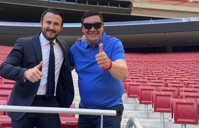 Theodoros Karipidis y el Mono Burgos posan en el Metropolitano.