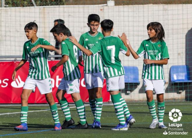 Los jugadores del Betis celebran un gol durante la fase de grupos de LaLiga Promises.