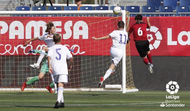 David Albelda se eleva en el aire para el remate del 0-1 ante el Real Madrid en LaLiga Promises.