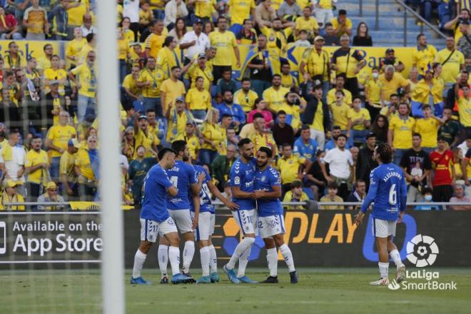 Los jugadores del Tenerife celebran el gol de Enric Gallego en Gran Canaria (Foto: LaLiga).