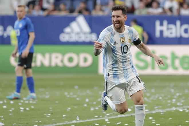 Leo Messi celebra uno de sus goles ante Estonia.