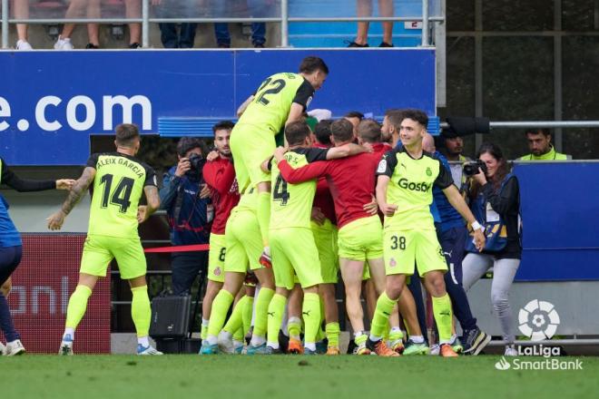 Los jugadores del Girona celebran uno de los goles en Ipurúa.