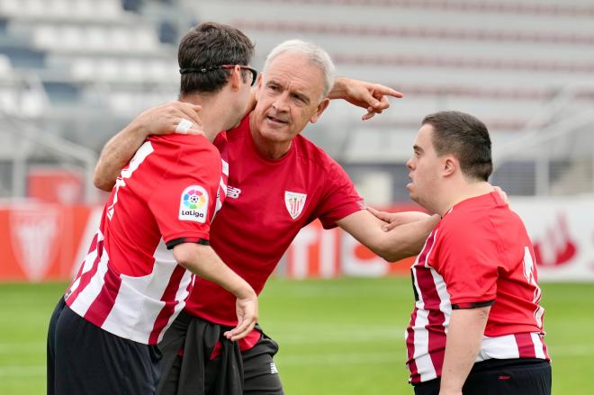 Esteban Feijoo, abrazado a dos de sus jugadores en la última edición de LaLiga Genuine (Foto: Athletic Club)