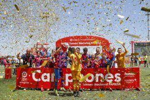 El FC Barcelona levanta el título de campeón de LaLiga Promises.