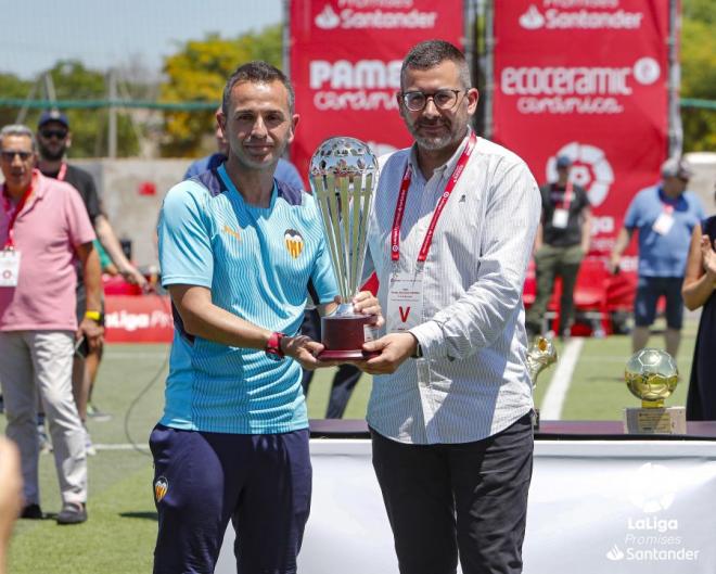 El técnico del Valencia Fernando Sanz recoge el premio de mejor entrenador de LaLiga Promises.