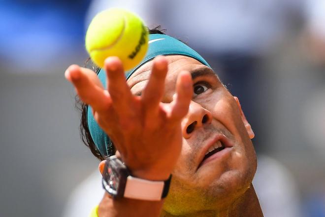 Rafa Nadal saca en Roland Garros (FOTO: Cordón Press).