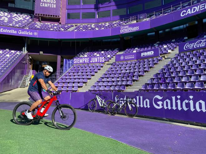 Ronaldo sale de Zorrilla en la bicicleta para el Camino de Santiago.