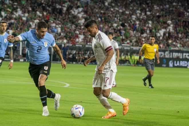 Tecatito Corona, jugando con México ante Uruguay (Foto: Cordon Press).