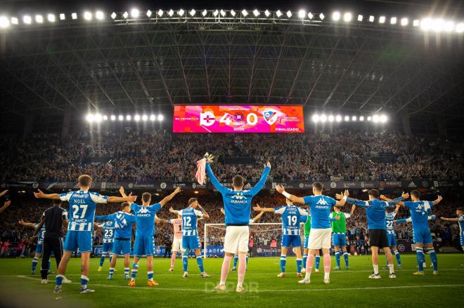 El Dépor celebra ante un hinchada la victoria por 4-0 frente al Linares (Foto: RCD)