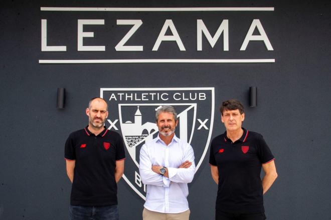 Staff técnico: Bombín, Rafa Alkorta y Ayarza posaban en Lezama (Foto: Athletic Club).