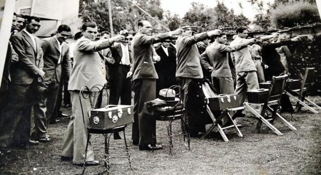 Tiro al blanco con pistola en la gira del Athletic Club campeón de Liga realizada por México en el verano del año 1935.