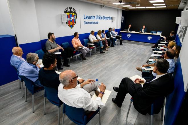 El patronato de la Fundación se reúne para el examen de Quico Catalán. (Foto: Levante UD)