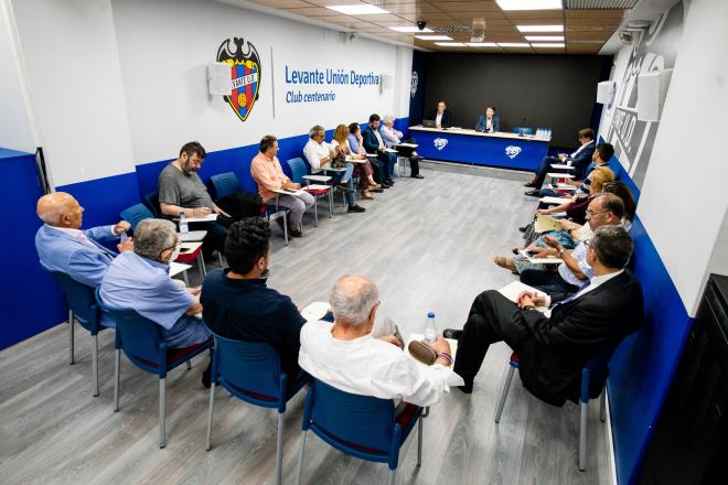 El patronato de la Fundación, reunida en el Ciutat de València para el examen de Quico Catalán. (Foto: Levante UD)