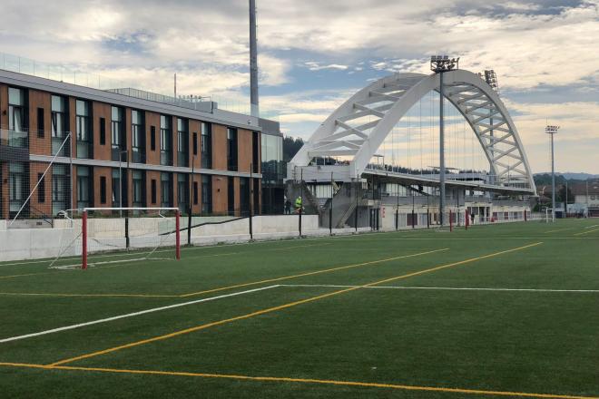 El arco y la Residencia Iribar en las instalaciones del Athletic Club en Lezama (Foto: DMQ Bizkaia).