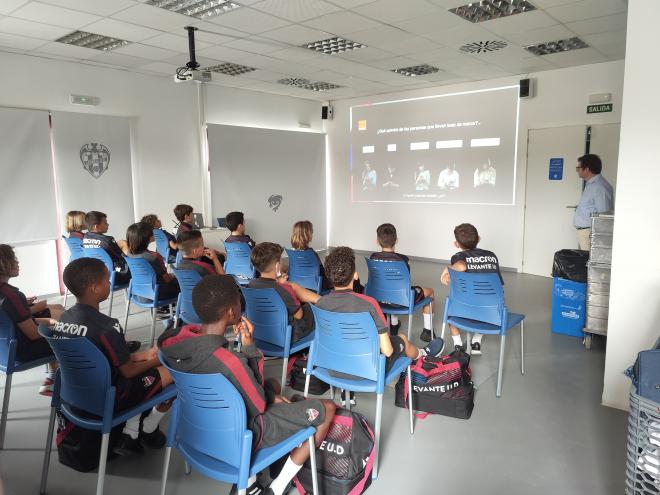 ​Los equipos del fútbol base del Levante UD participan en las sesiones formativas del Compliance Kids.