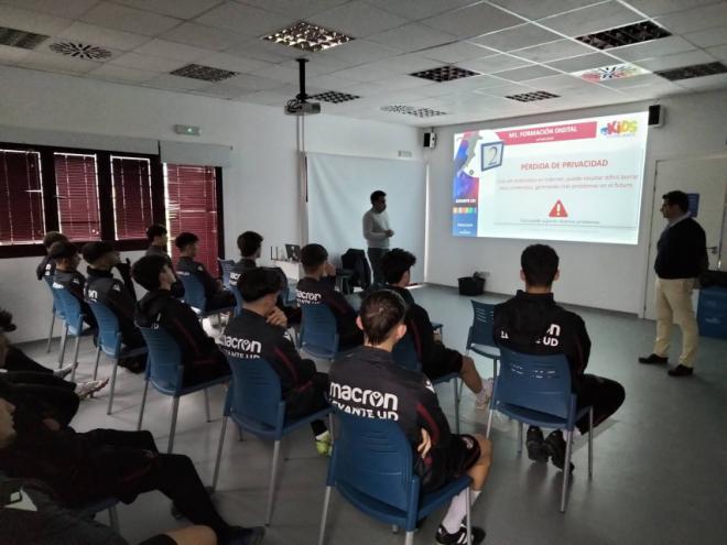 ​Los equipos del fútbol base del Levante UD participan en las sesiones formativas del Compliance