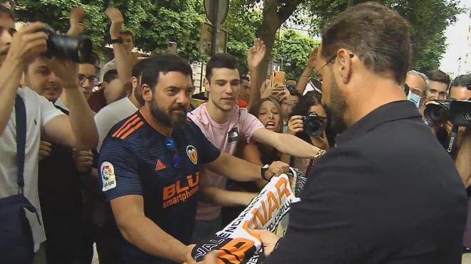 Bordalás con aficionados del Valencia tras su destitución.