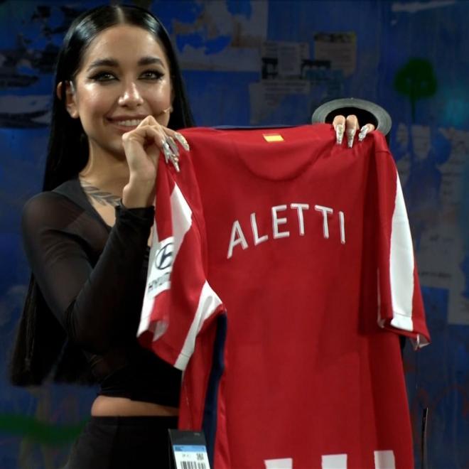 María Becerra con la camiseta del Atlético de Madrid (Foto: La Resistencia).