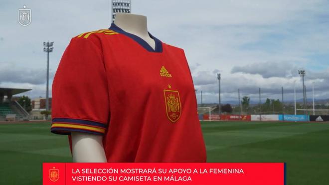 El apoyo de la selección masculina a la femenina vistiendo su camiseta