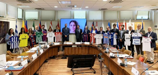 Foto de familia de la primera Asamblea General de la Liga Profesional de Fútbol Femenino. (Foto: P