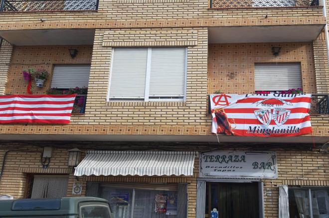 La Peña Gainza de Minglanilla ya se prepara con sus banderas del Athletic en los balcones.