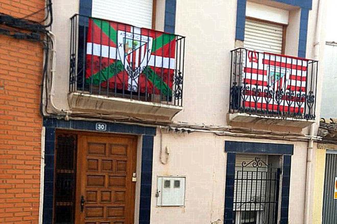 En Minglanilla, Cuenca, no falta ni la ikurriña con el escudo del Athletic Club.