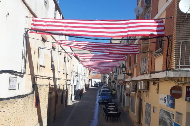 La Peña Gainza de Minglanilla ya se prepara para este sábado engalanada con sus banderas del Athletic Club en los balcones.