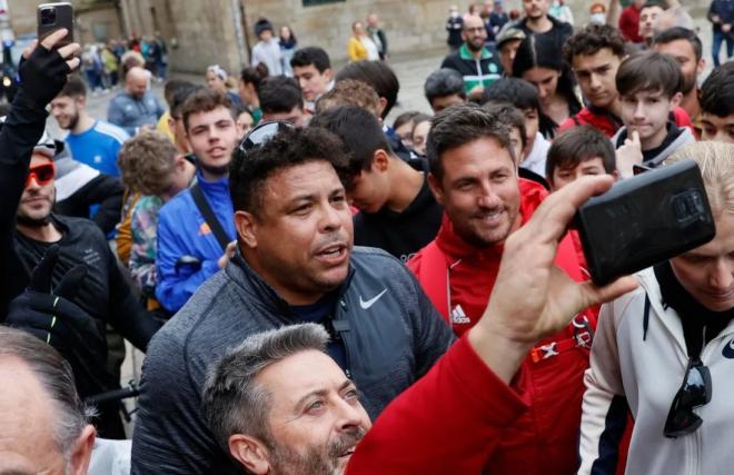 Ronaldo se fotografía con varias personas en Santiago (Foto: EFE).