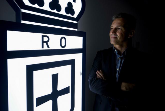 Tito Blanco posa con el escudo del Real Oviedo (Foto: Real Oviedo).