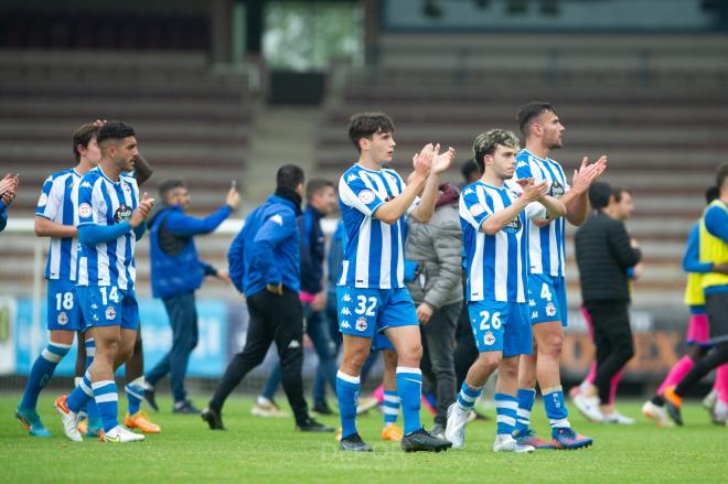 Los jugadores del Fabril saludan a la afición tras la derrota en el play off de ascenso (Foto: RCD).jpg
