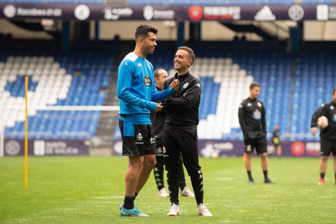 Borja Jiménez bromea con Miku en el último entrenamiento del Deportivo en Riazor (Foto: RCD)