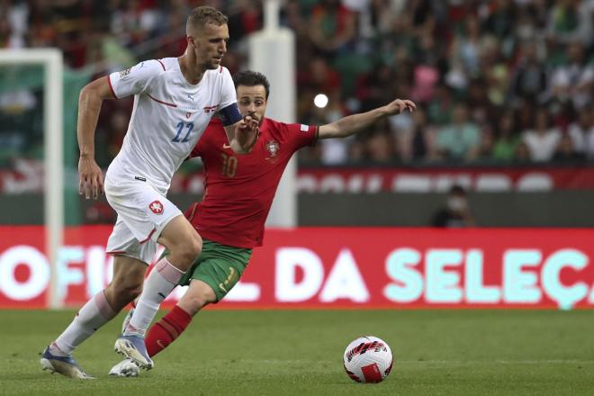 Bernardo Silva lucha un balón con Soucek (FOTO: EFE).