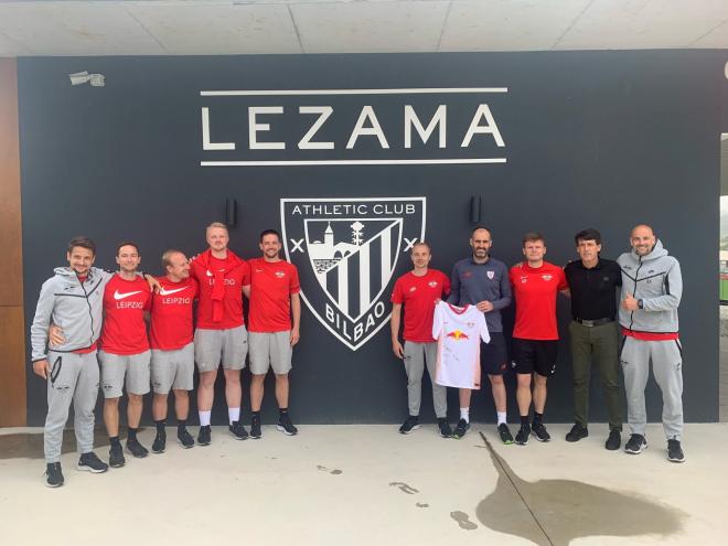Andoni Bombín con algunos técnicos del RB Leipzig, quienes se han acercado a Lezama (Foto: Athletic Club).