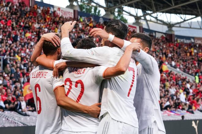 Sarabia celebra el gol con sus compañeros (FOTO: Cordón Press).