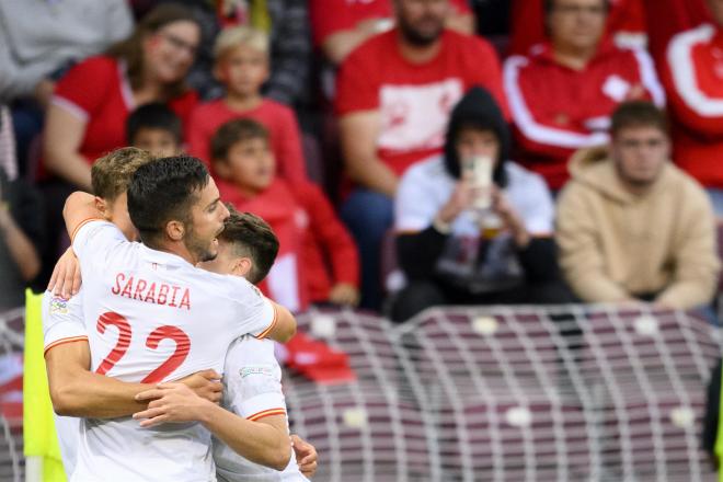 Sarabia celebra el gol con sus compañeros (FOTO: EFE).