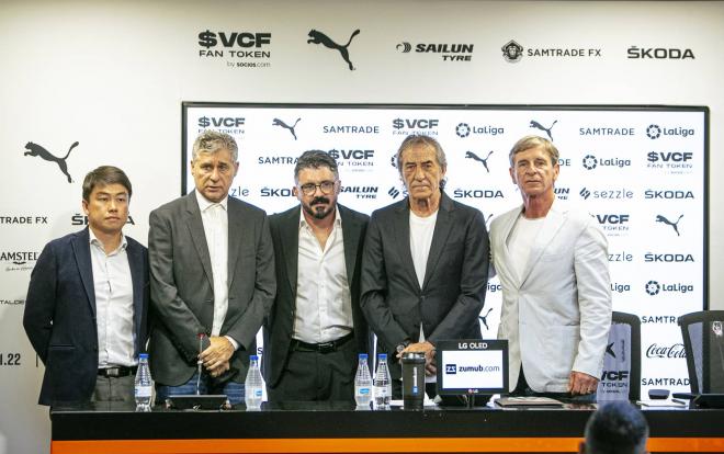 Gattuso en su presentación junto a Sean Bai y los embajadores, antes de anunciar la apertura de las redes sociales (Foto; Valencia CF)