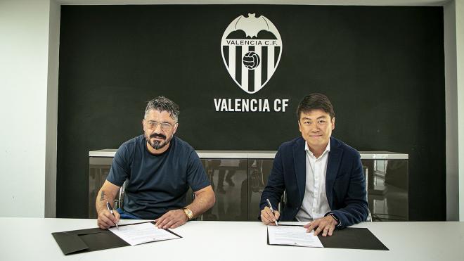 Gennaro Gattuso firma su contrato con el Valencia CF (Foto: Valencia CF).