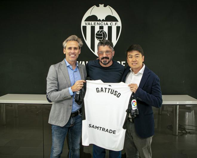 Gennaro Gattuso ya es nuevo entrenador del Valencia CF, en la foto con Corona y Sean Bai