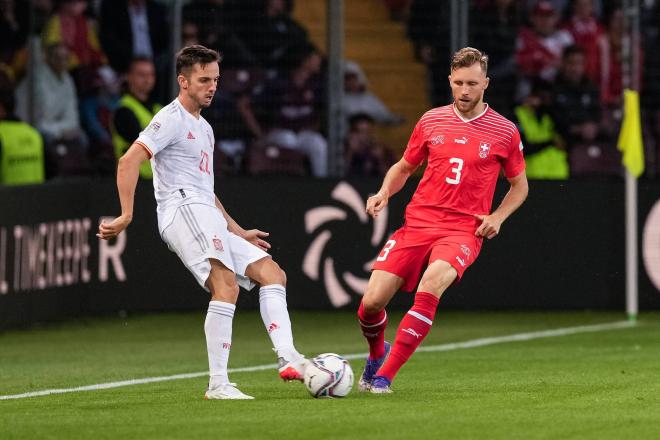 Sarabia controla un balón ante Widmer (FOTO: Cordón Press).