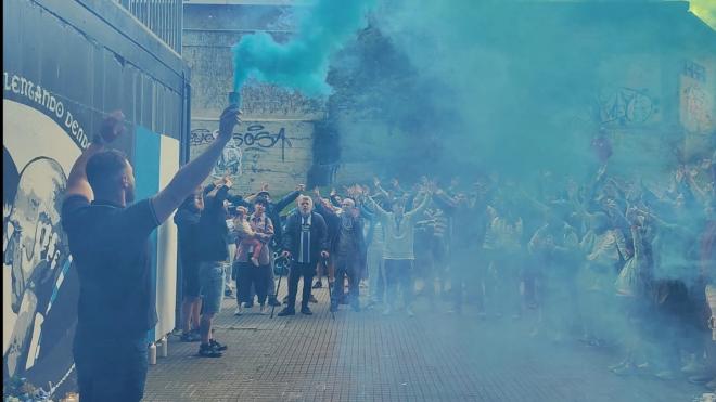 El precioso homenaje de Riazor Blues se cerró con un minuto de ruido y cánticos. Puedes verlo de nuevo en el vídeo que encabeza la noticia.