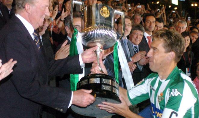 Juan José Cañas recoge la segunda Copa del Rey del Betis.