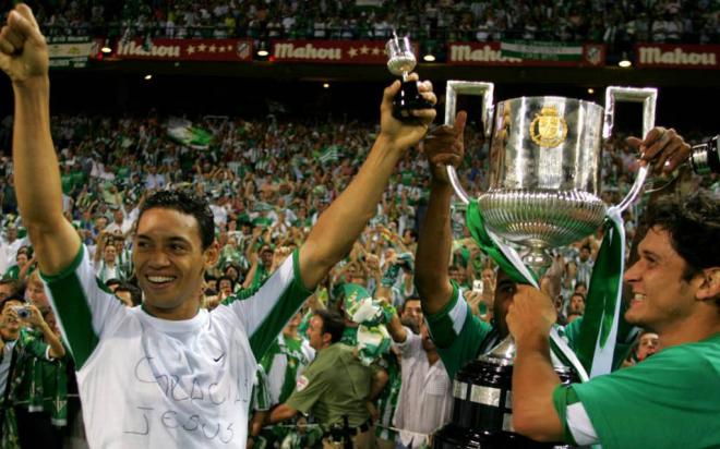 Oliveira y Edu con la Copa lograda por el Betis.