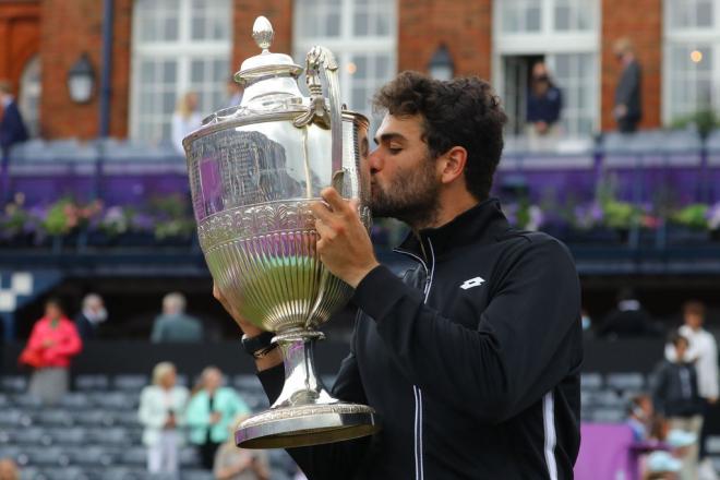 Matteo Berrettini es el primer italiano que se corona en Queen's. (EFE)