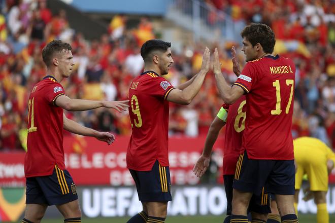 Marcos Alonso, Dani Olmo y Carlos Soler celebran el gol de España a Chequia (Foto: EFE).