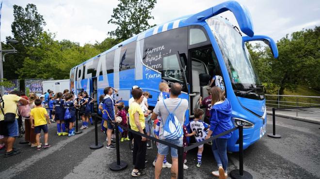 Los aficionados pudieron conocer el autobús de la Real Sociedad (Foto: Real Sociedad).