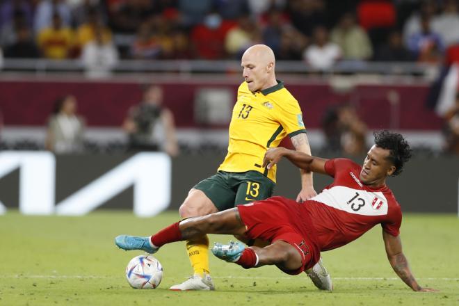 Renato Tapia roba el balón a Aaron Mooy en el Australia-Perú (Foto: EFE).